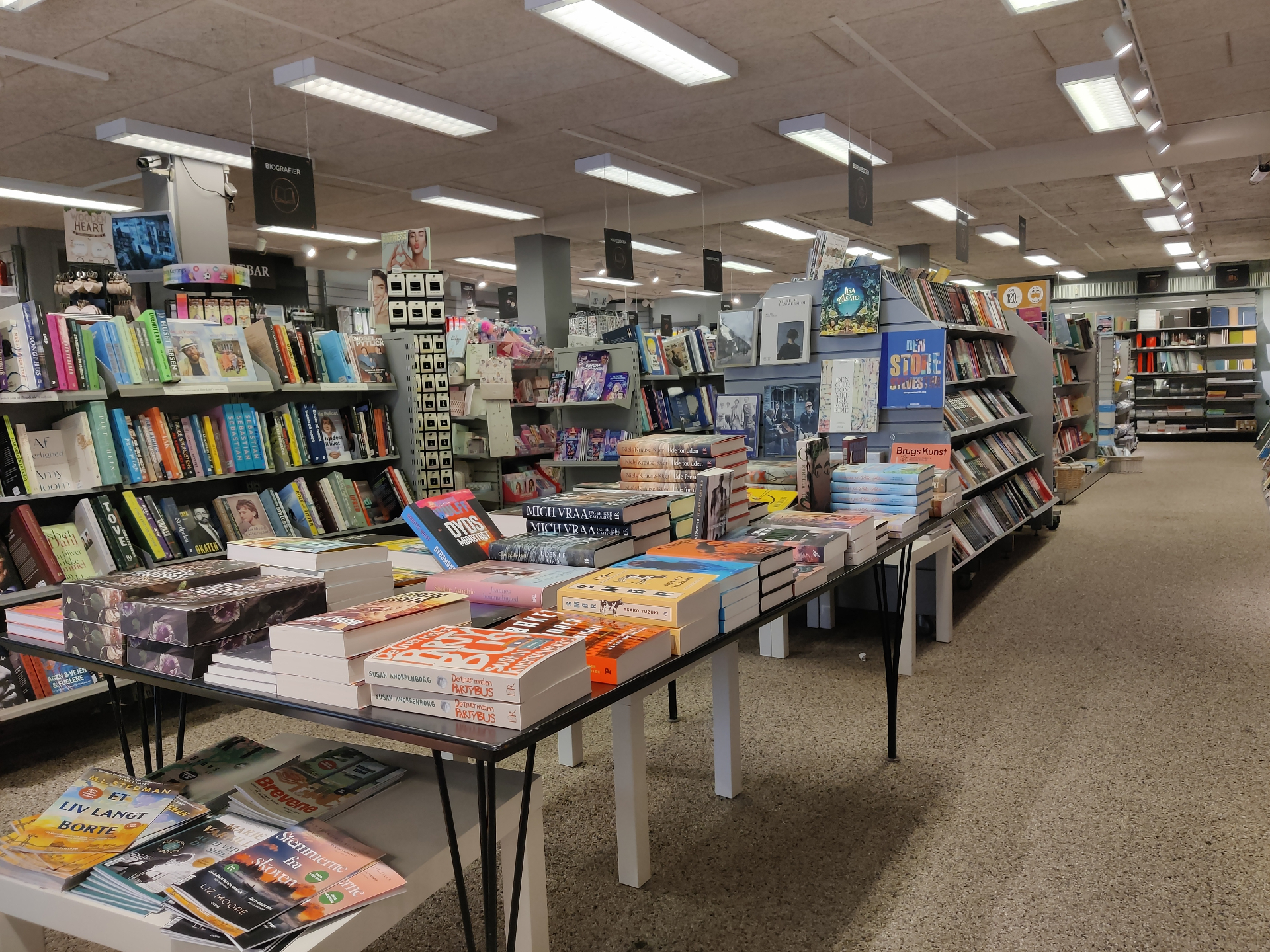 Bogbordet med nye romaner og bestsellere